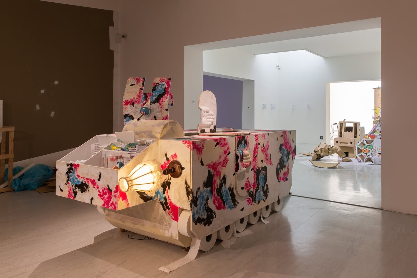 訕笑現實——關於倪祥《大家都來看你了》-ARTalks